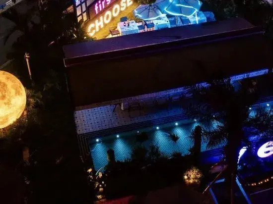 THE  YES  Hotel