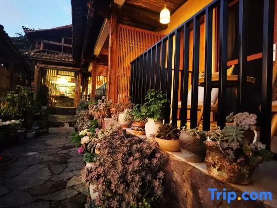 Puzhehei Xianrenju Lake View Homestay