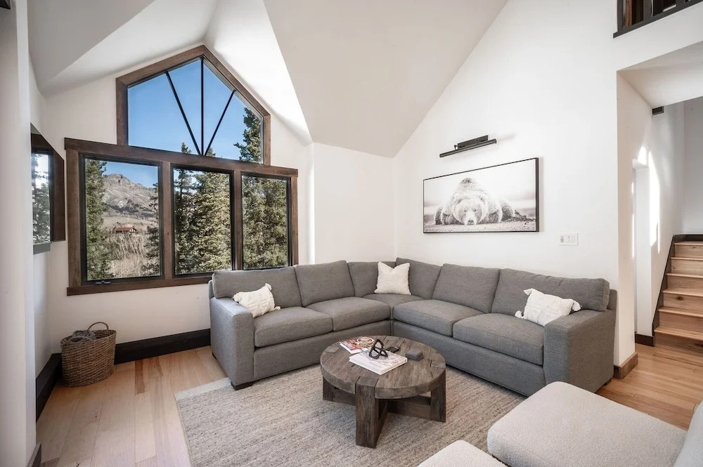 Winterleaf 4 Bedroom Home by RedAwning