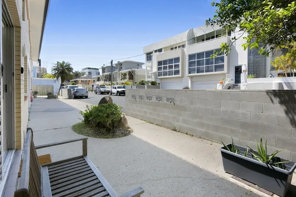 Ground Floor 2-bed Mermaid Beach Pad With Parking