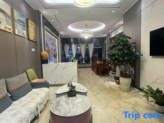 Qujing Qingyi Business Hotel