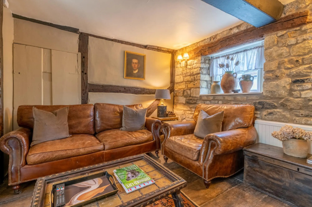 Cotswold Cottage in Winchcombe Near Broadway