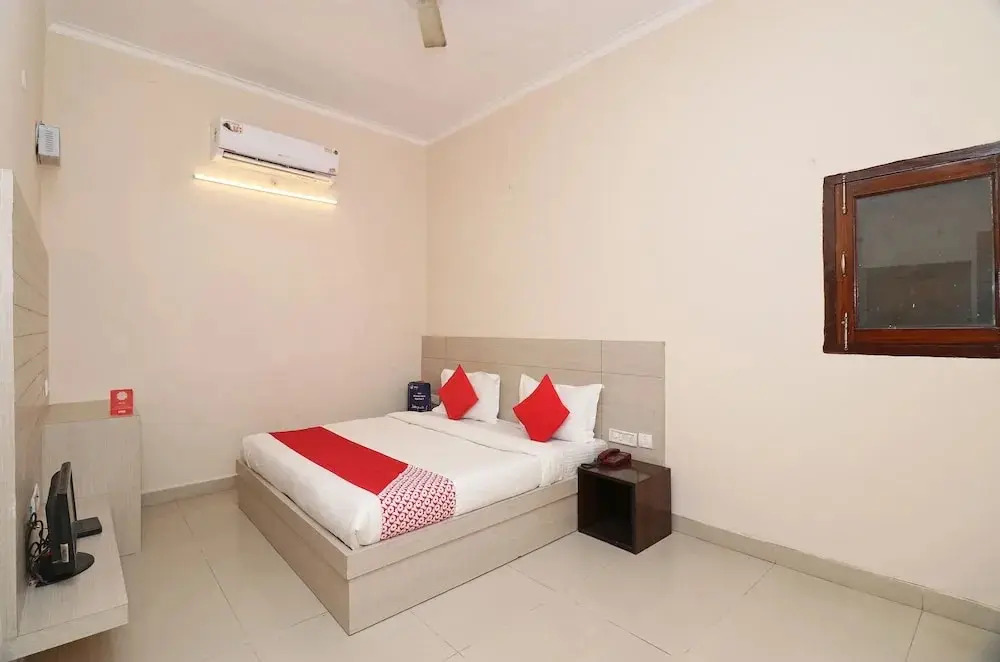 Hotel Rajshri by OYO Rooms