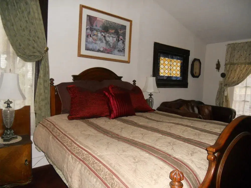 Plymouth House Inn