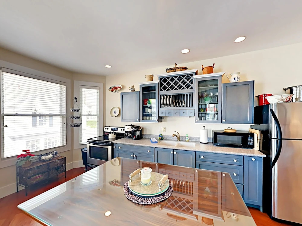Downtown Boothbay Harbor Apartment by RedAwning