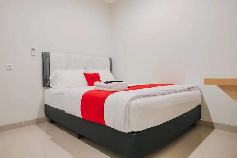 RedDoorz Plus near Soekarno Hatta Airport Taman Mahkota