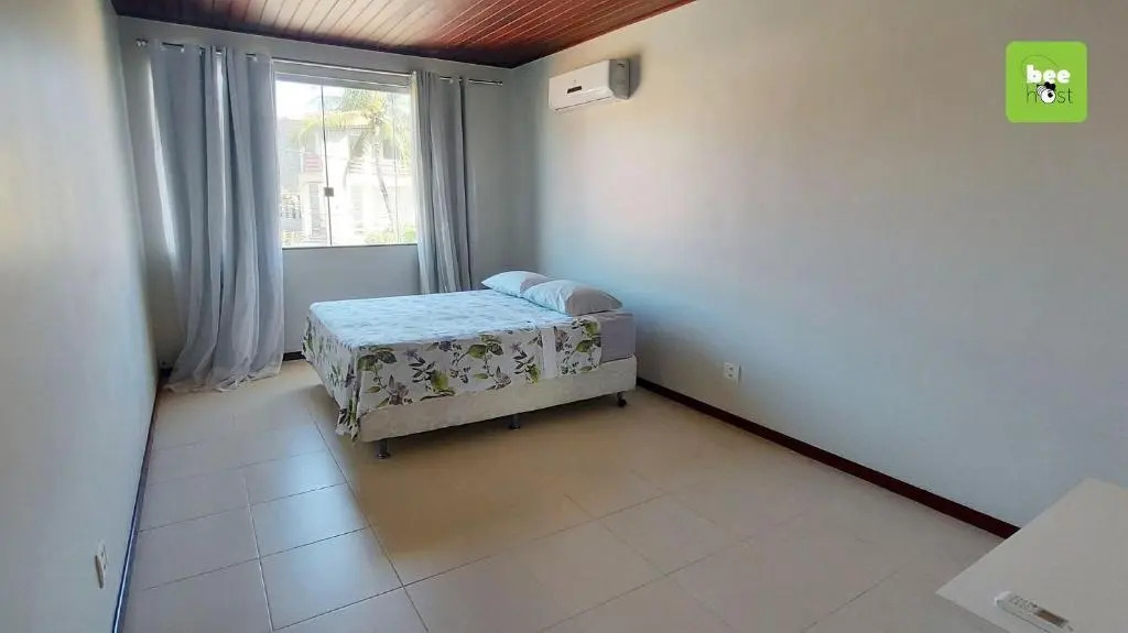 COPFL0101 - Casa grande com piscina privativa