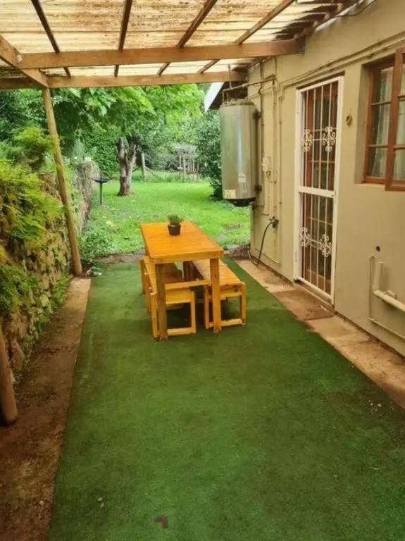 Lovely 1 Queen bed, 1 Sleeper couch Self-catering cottage