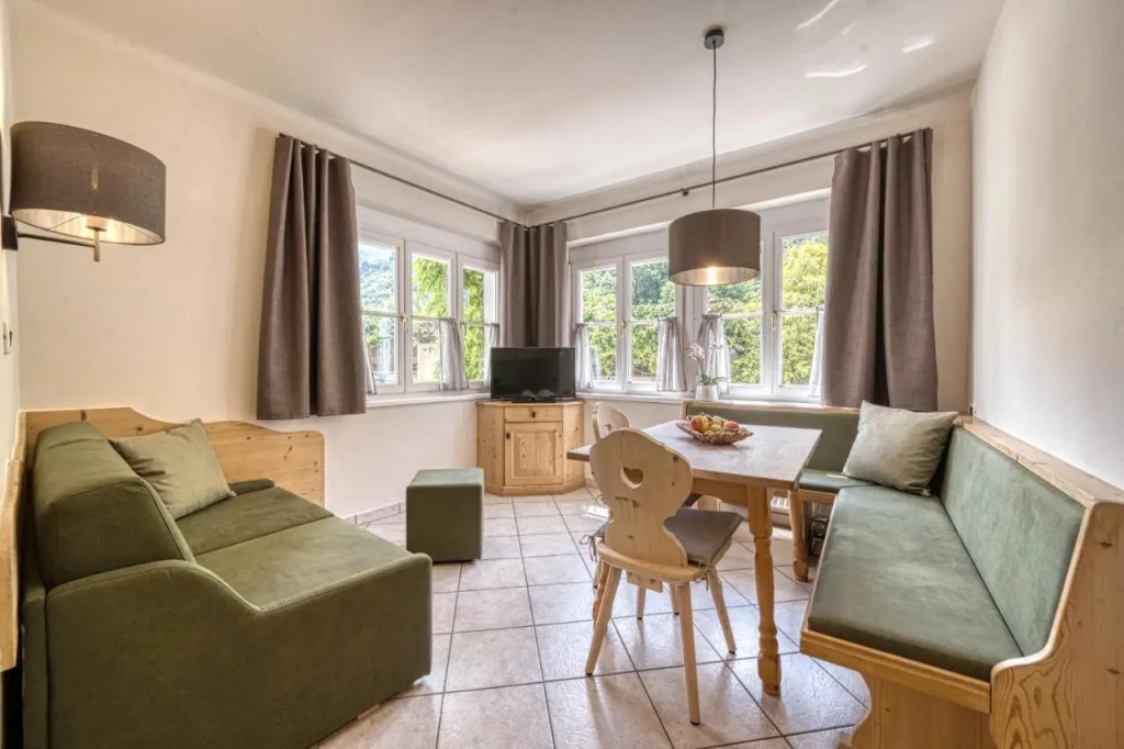 Kreuzwegerhof Nals - Apartments with Pool and Air Conditioning near Merano & Bolzano