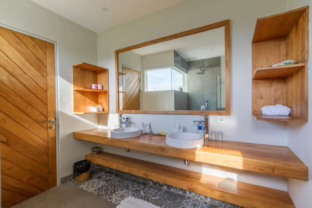 Villa Nestor - New Contemporary 3bd villa next to the Beach