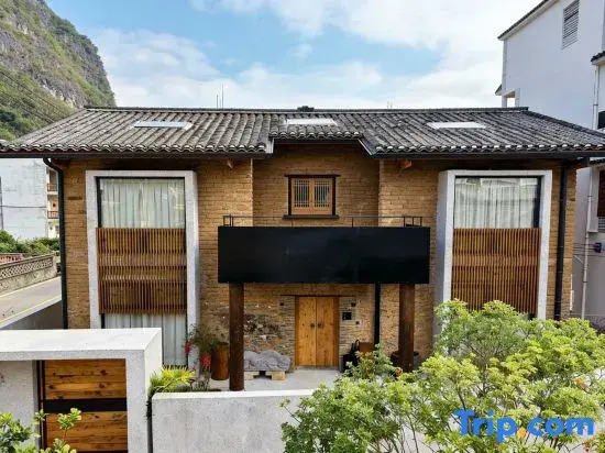 Governors Mansion Courtyard•Centennial Old House• Vacation Homestay