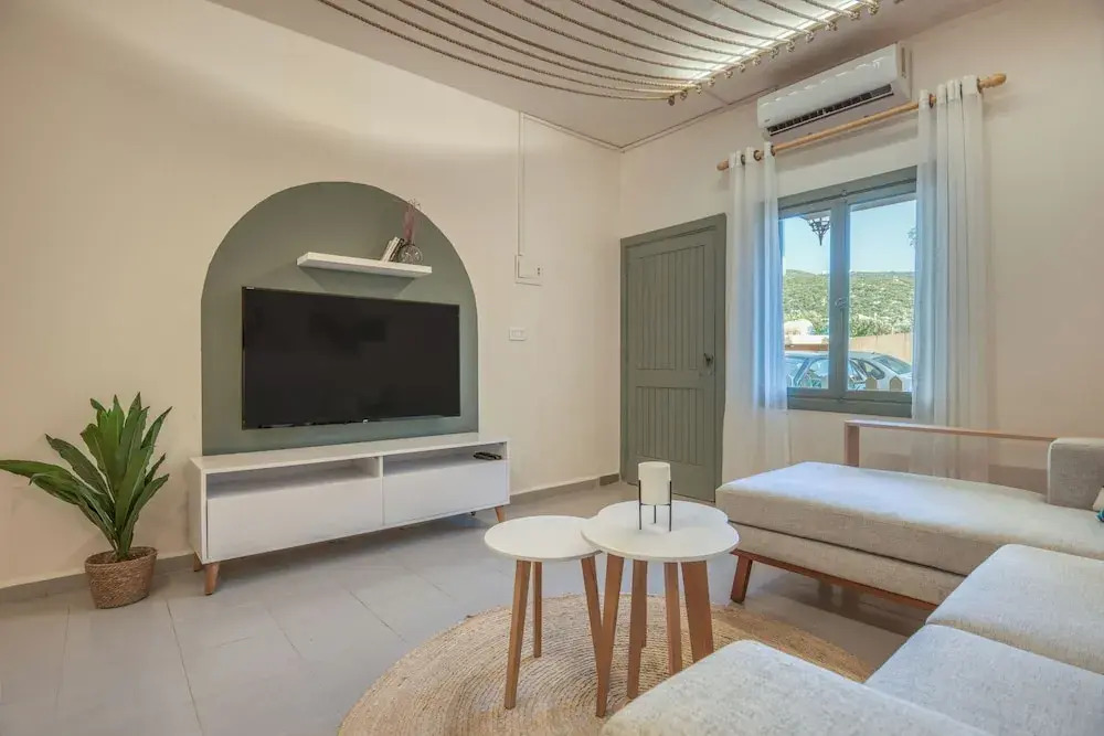 Agrius - Elegant Studio & Balcony in Batroun