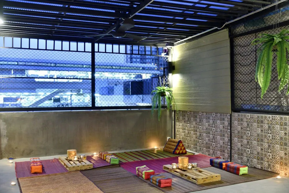 M Gray Hostel & Cafe