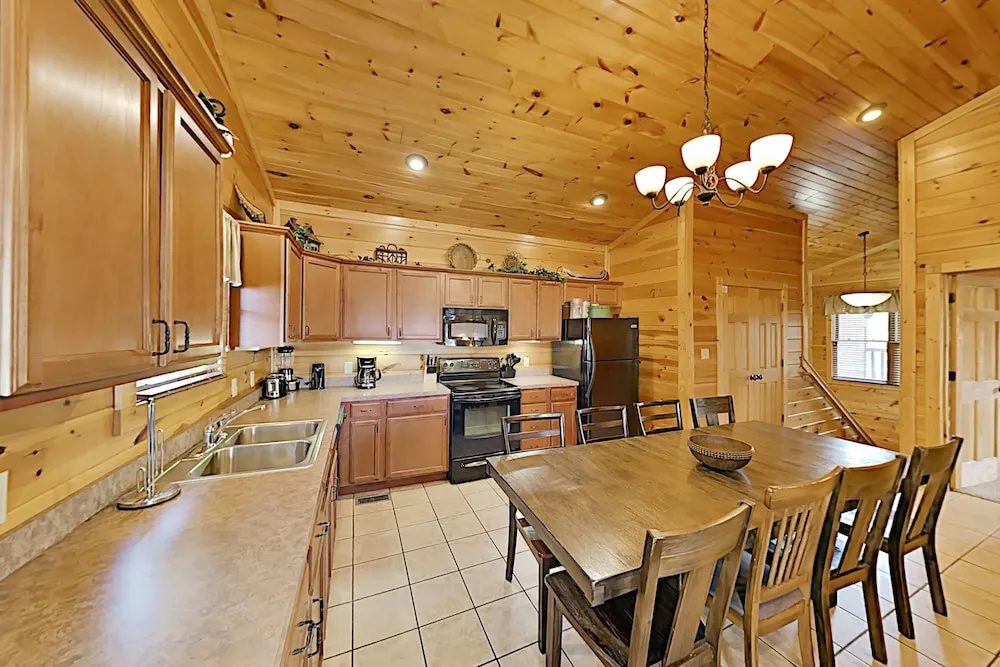 Gatlinburg Falls W/ Hot Tub & Big Views! 2 Bedroom Cabin