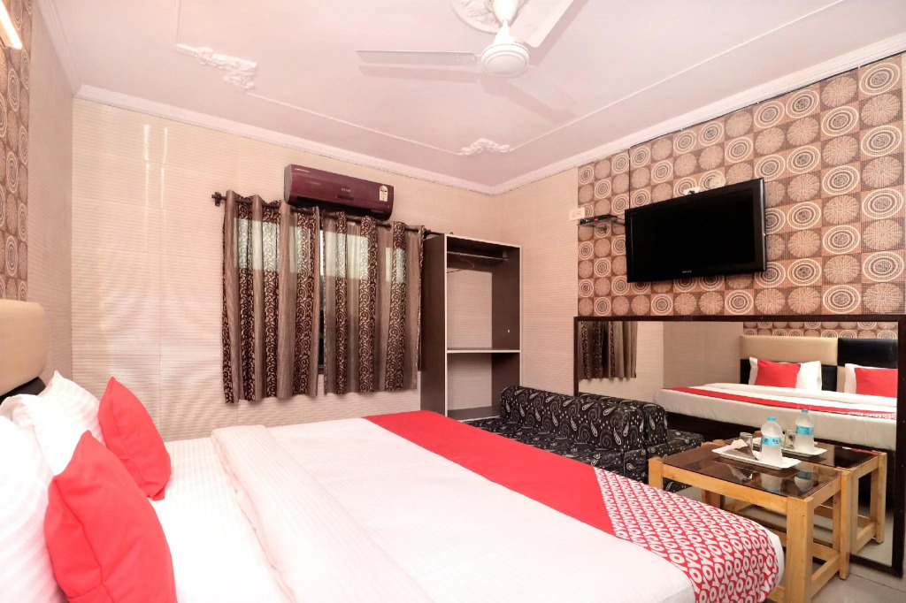 OYO 15546 Hotel KK