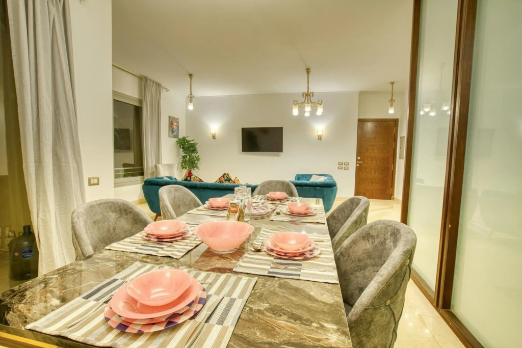 Luxurious 1 BR Apartment near Point 90 Mall✯