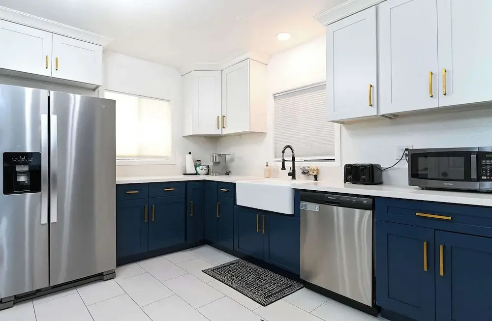 Immaculate 3bdr Private Bungalow, Walk to Beach!