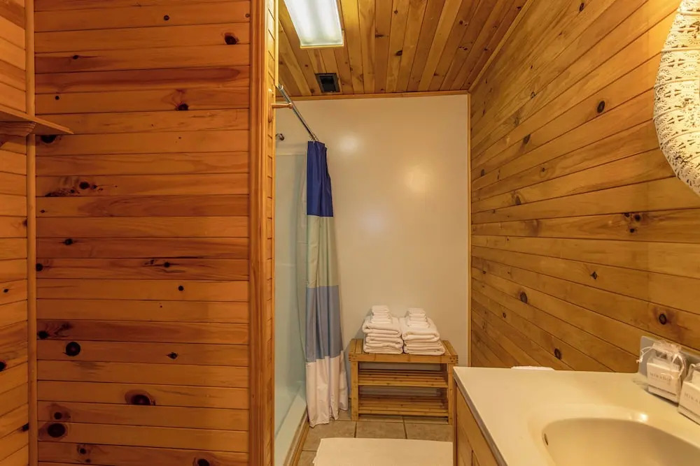 Sky High Chalet Blowing Rock Home With hot Tub, Pool Table, Bunk Room, and Fire pit