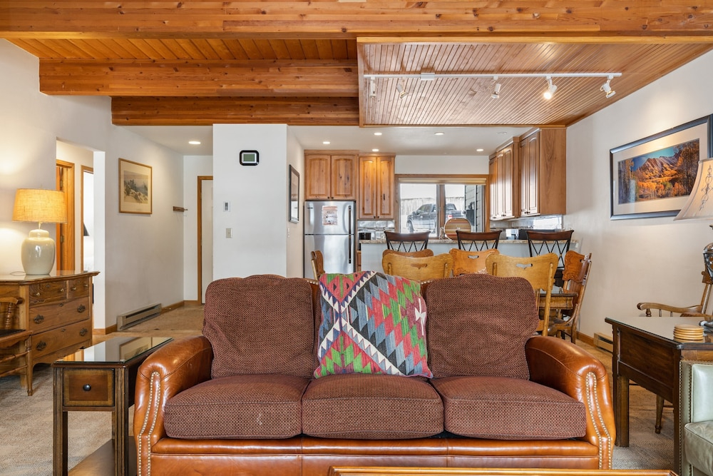 Riverside Condos A103 by Avantstay Condo Close To Downtown, Town Park & Ski Lift #8