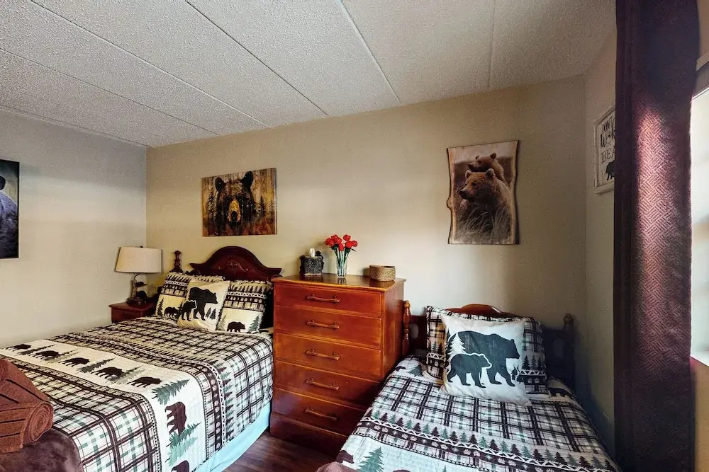 Lakefront Poconos Retreat! Pool & Hot Tub Access