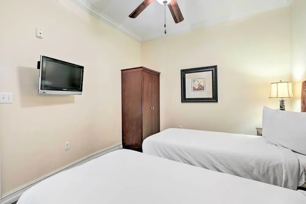 Upscale Unit in Private Golf Resort w/ Pool!