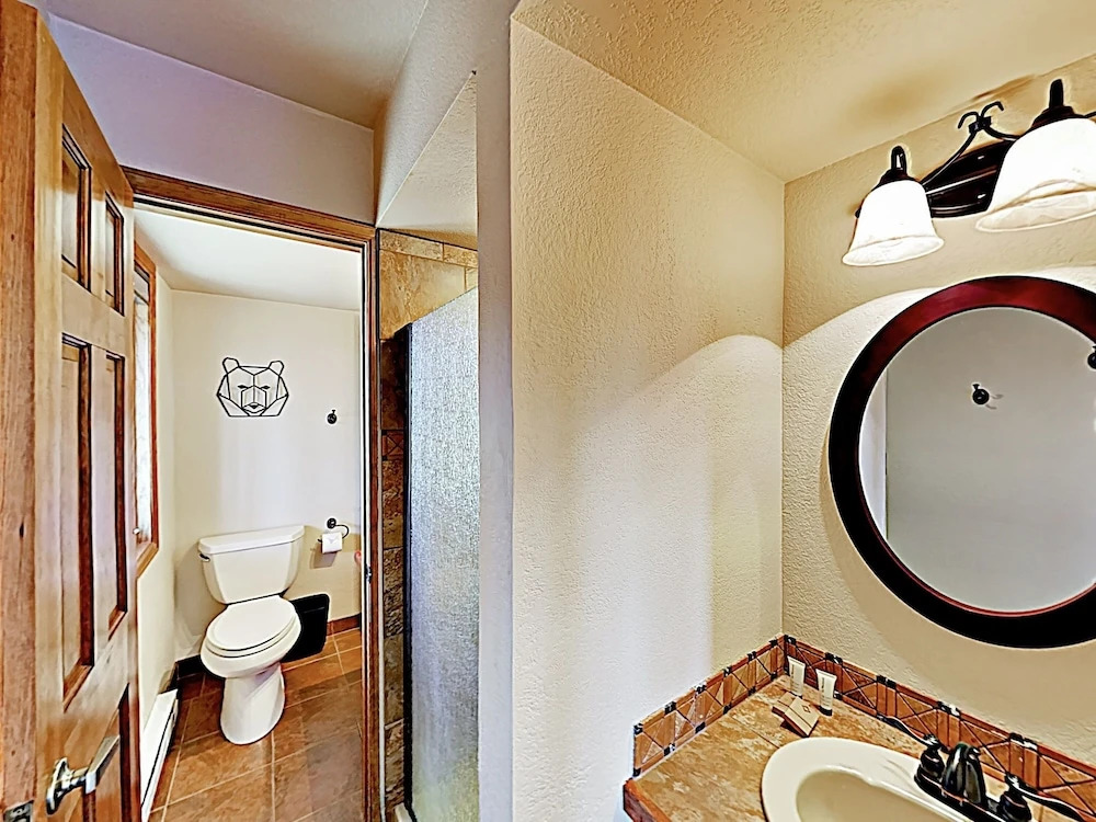 Multi-level Mountain W/ Views & Hot Tub! 3 Bedroom Townhouse