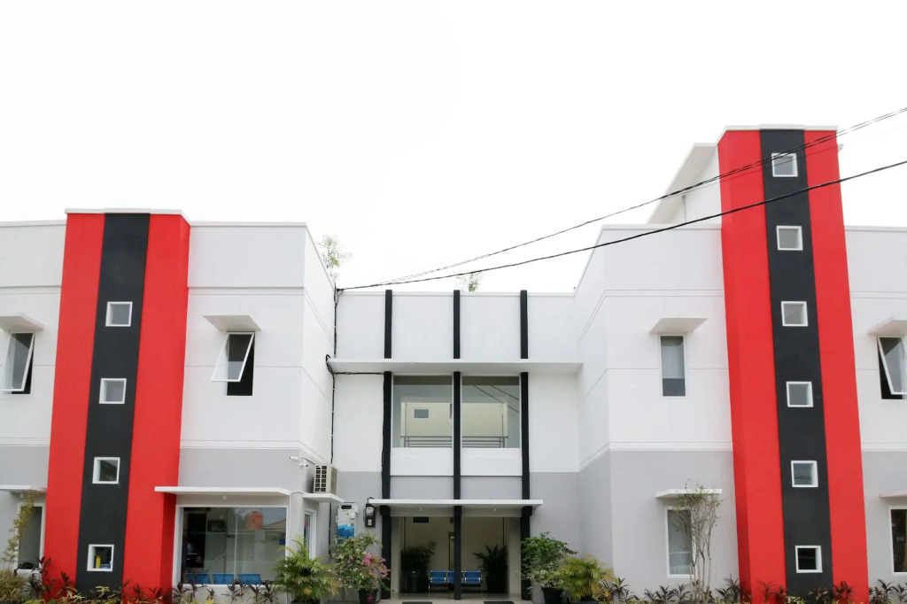 RedDoorz Plus Syariah at Polamas Andalas