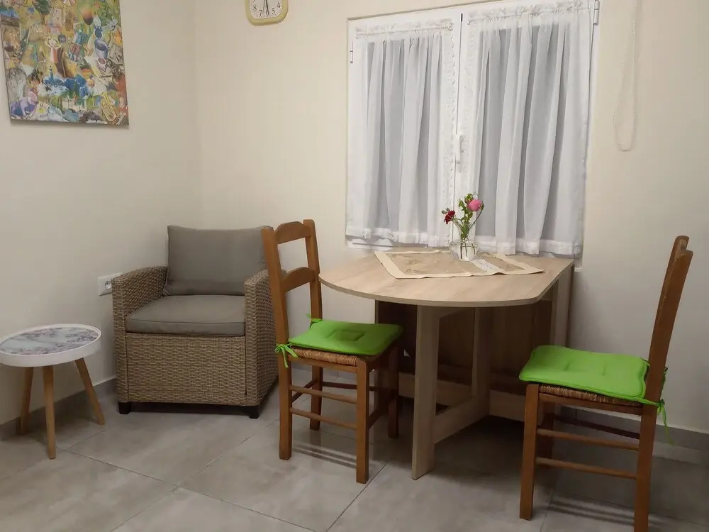 Astrihome - 2 Beautiful Small Apartments on top of Each Other Ideal for 5 Guests
