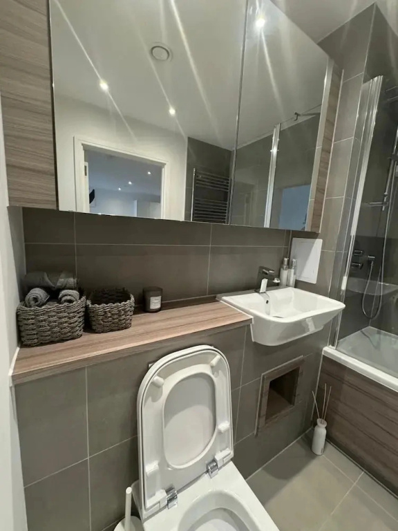 Barking Bliss - Bright Apartment With City Views