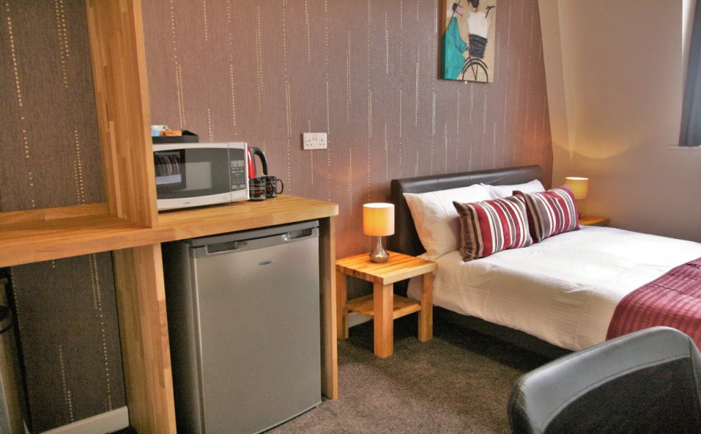Central Hotel Gloucester by RoomsBooked