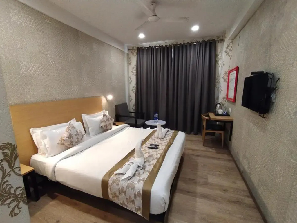 Saltstayz Select – Near Sohna Road City Center