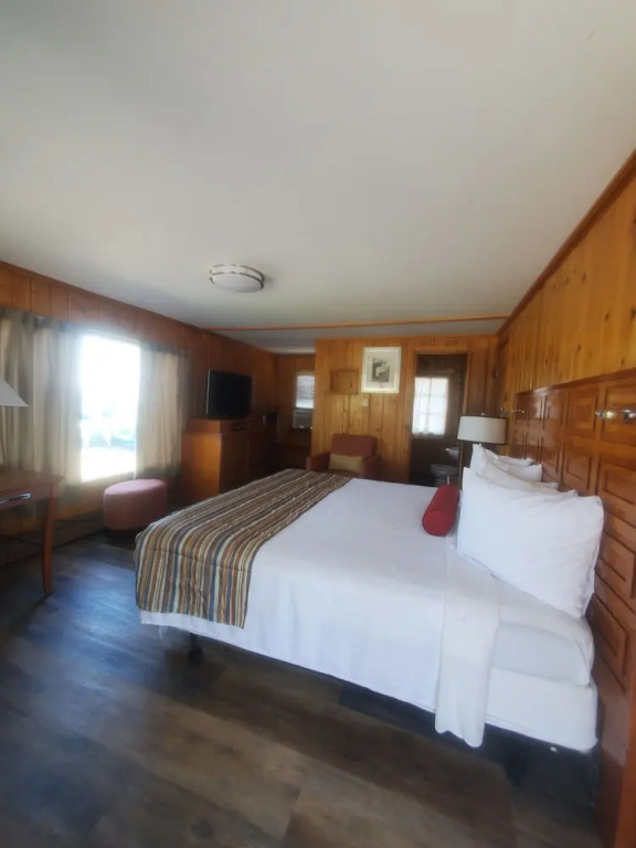 Bayview Lakefront Motel