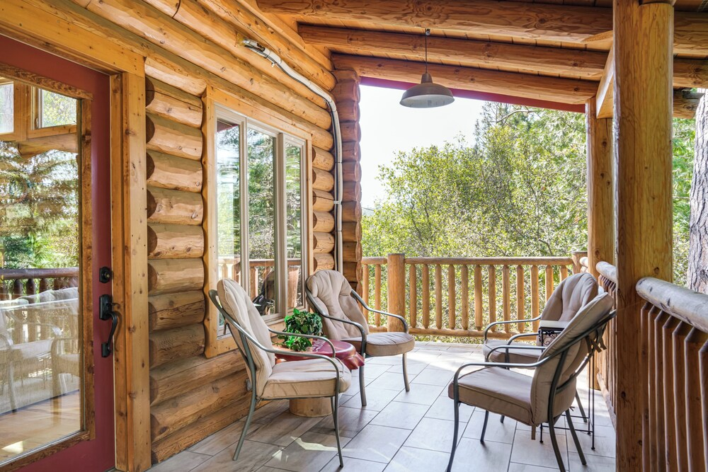 Walk to Pine Mountain Lake: Spacious Family Cabin