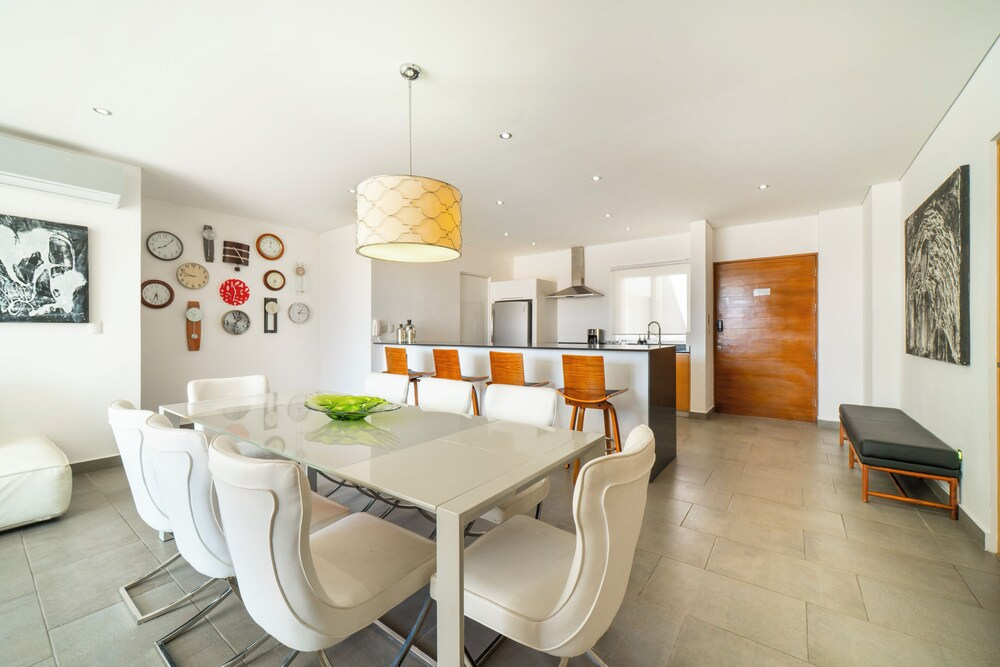3 BR Condo with Rooftop Pool - Love 203