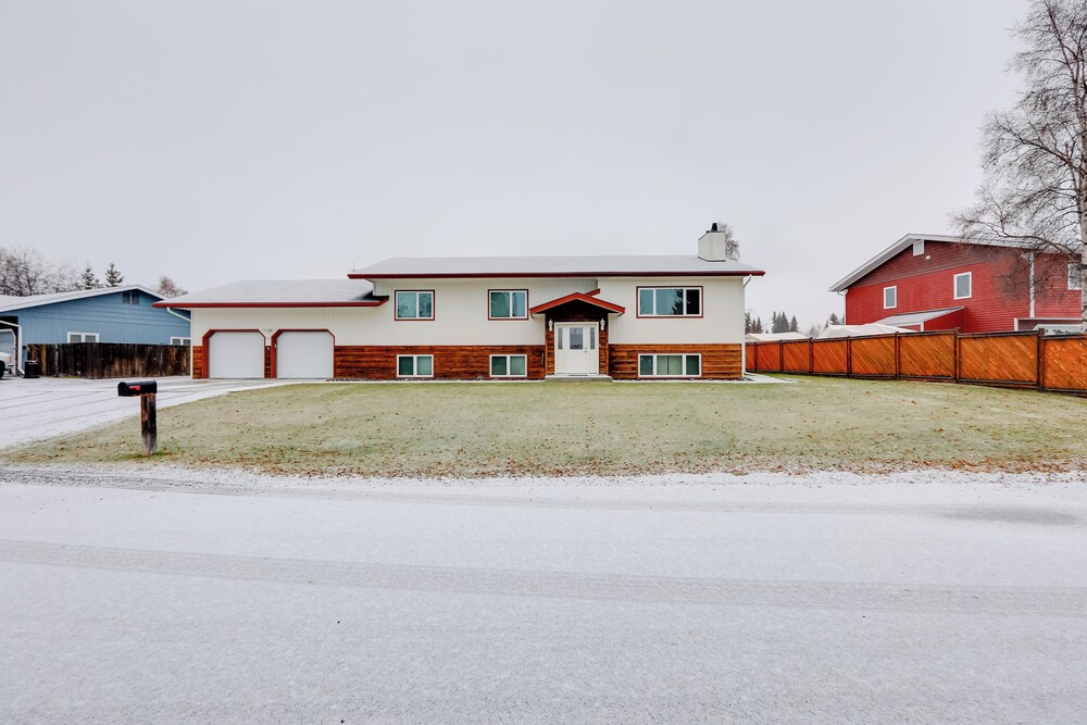 Fairbanks Alaskan Abode ~ 1 Mile to Pioneer Park!