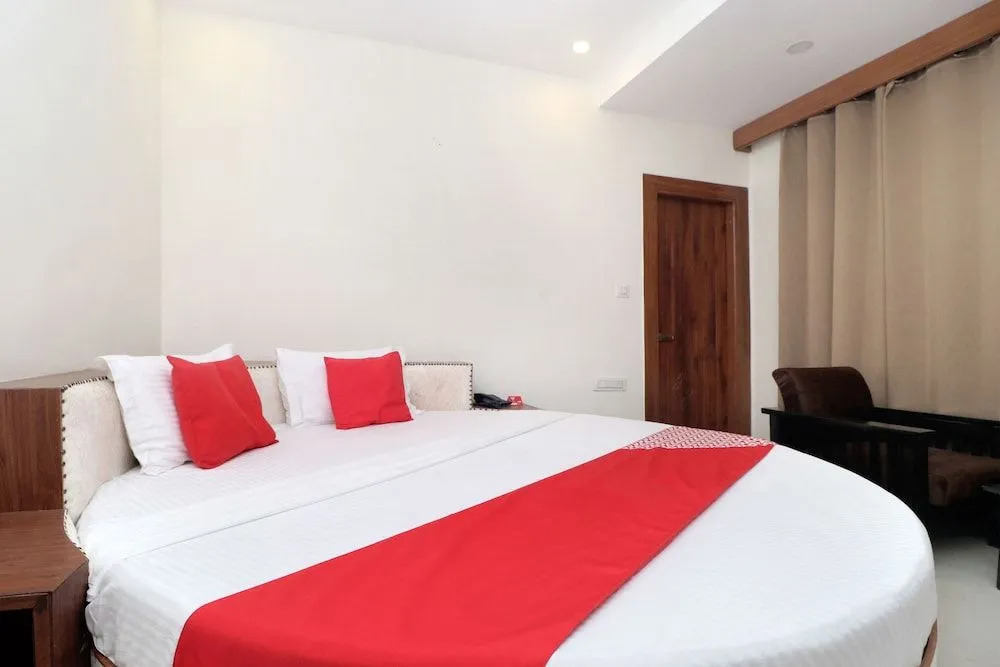 Oyo 18504 Hotel Safari