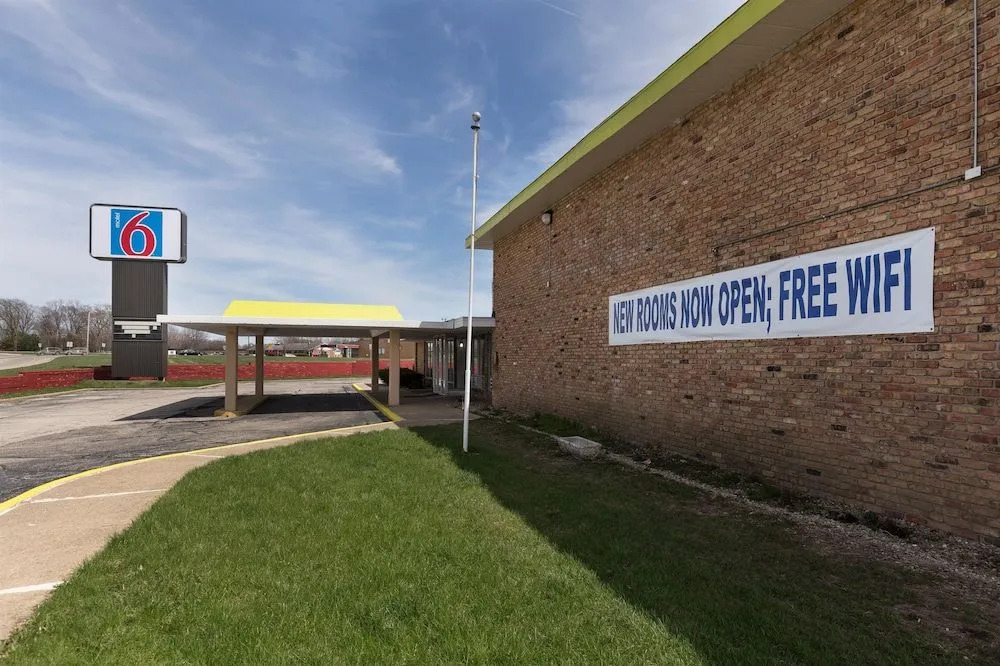 Motel 6 Lincoln, IL