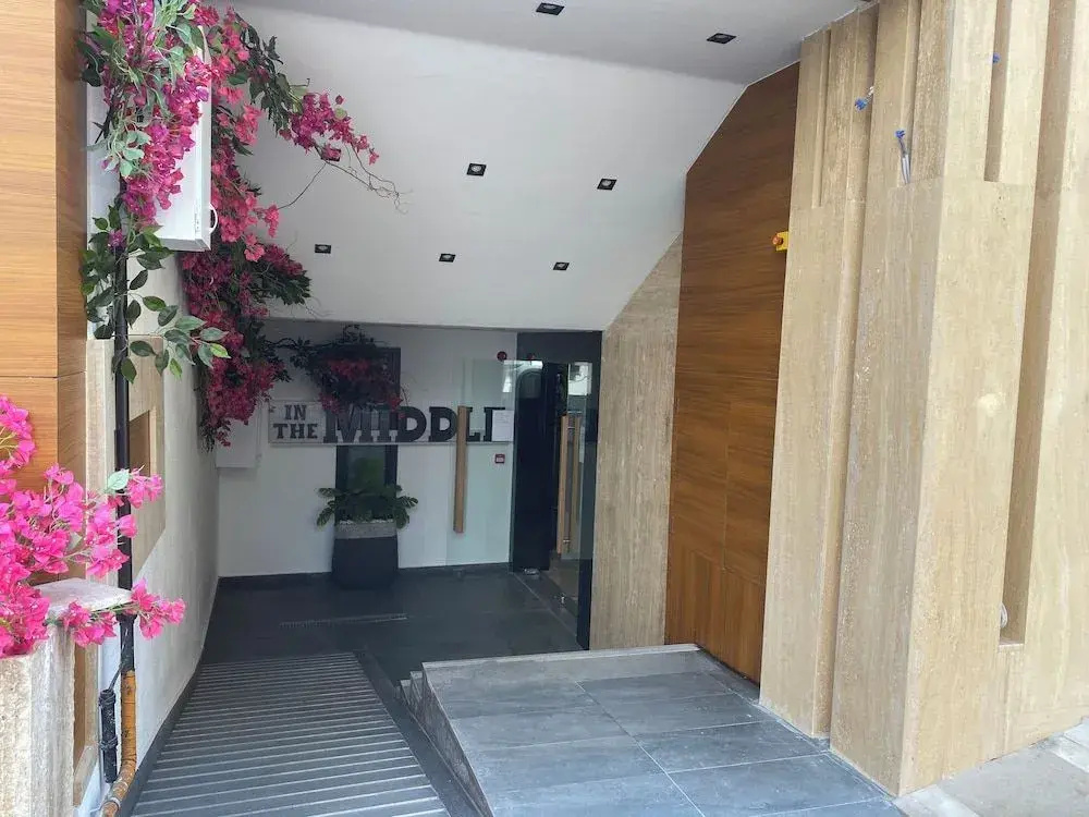İn The Middle Hotel