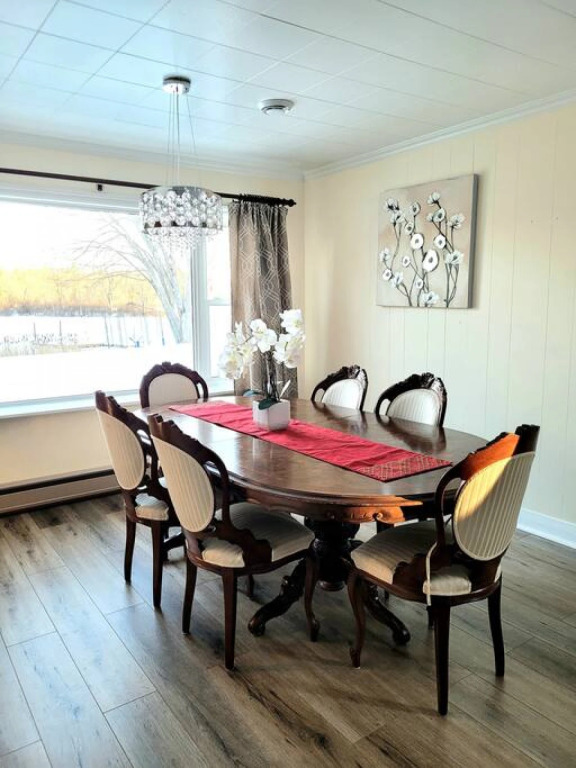 Pines Bay Waterfront cottage with Hot tub