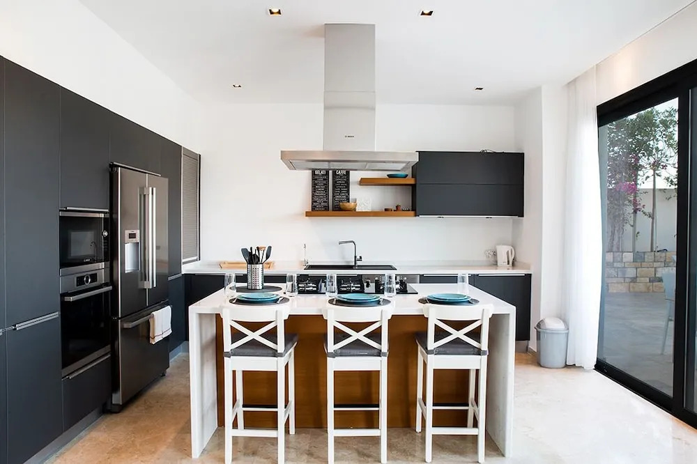 Important Group Villa Hills