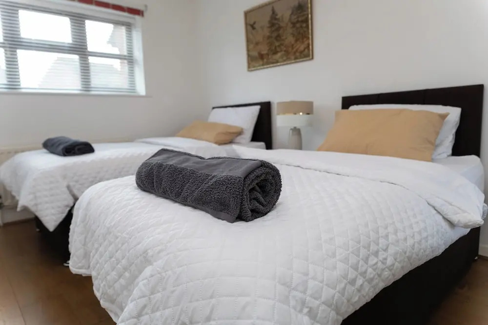 4 Bed House - Sleeps 8 - Hottub - Garden - Parking