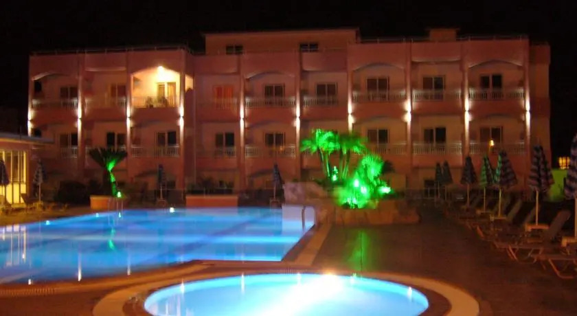 Royal Rose Studios & Apartments