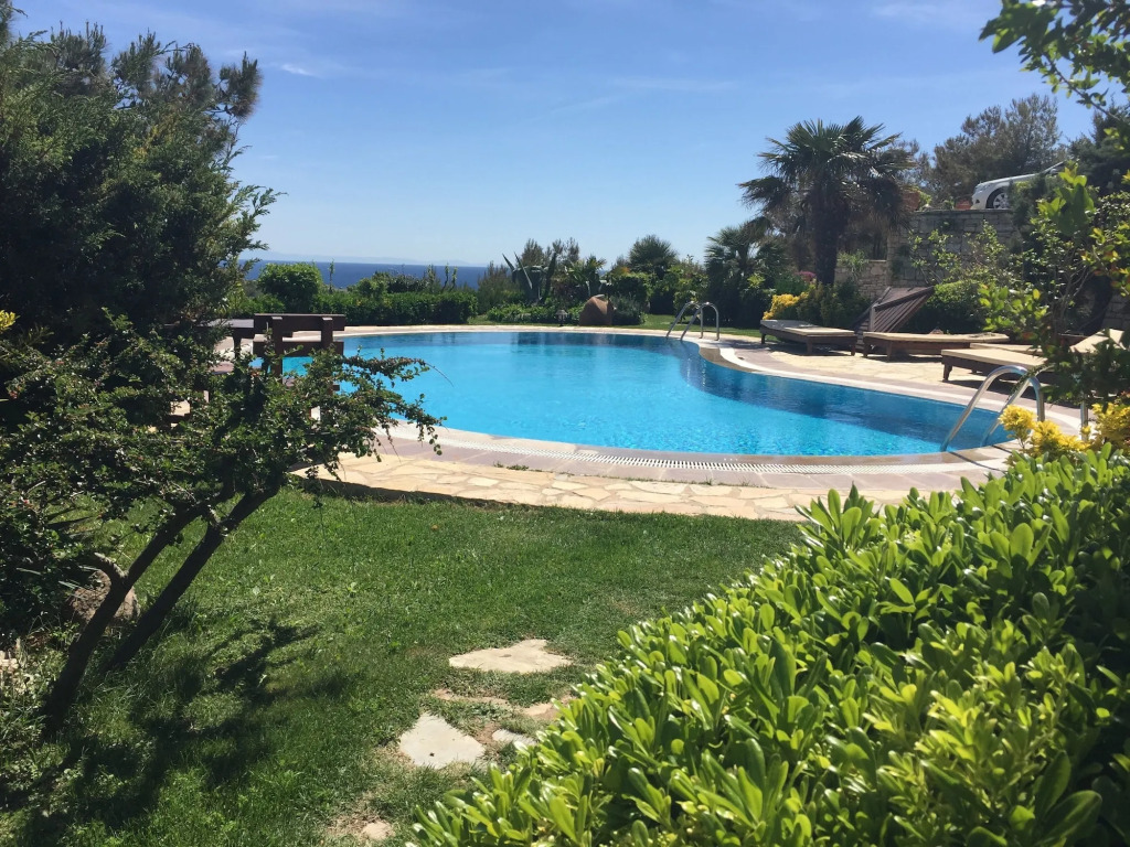 Ada Bacchus Hotel