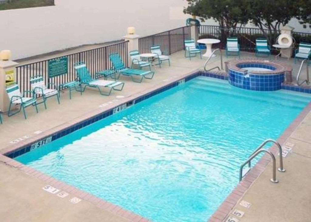 Quality Inn & Suites Clinton - Jackson West