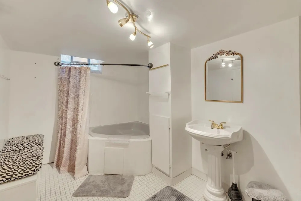 Cozy 3br Westland Retreat 3 Bedroom Home by RedAwning