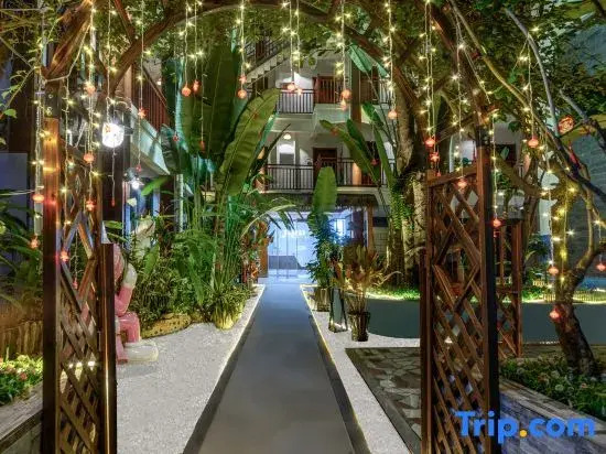 Xishuangbanna Weiqingcheng Garden Hotel (Gaozhuang Xishuangjing Starlight Night Market)