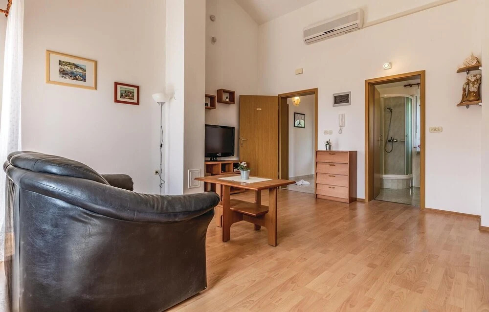 Stunning Home in Liznjan With Wifi and 3 Bedrooms
