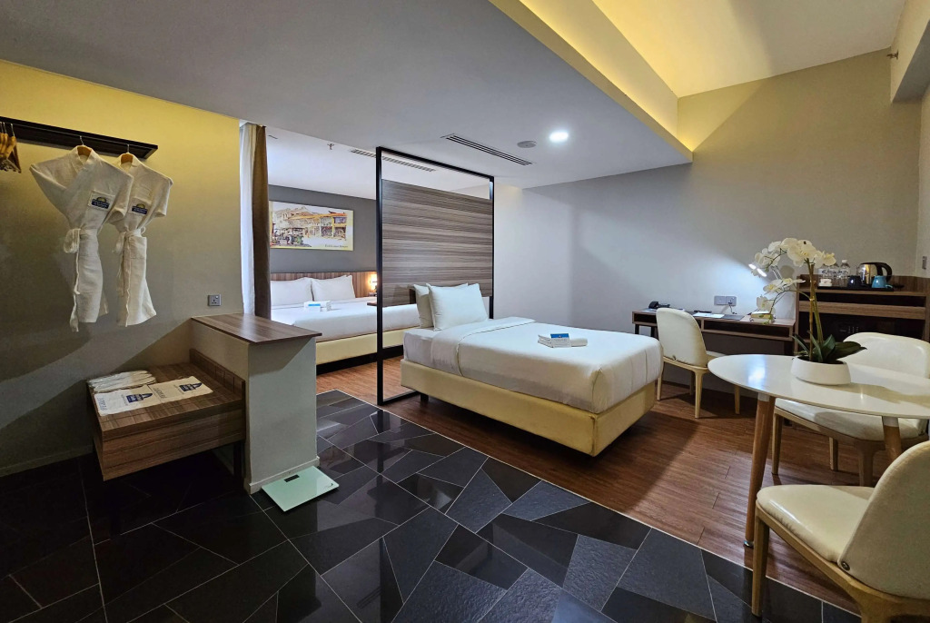 Days Hotel & Suites by Wyndham KL - Chan Sow Lin MRT or LRT