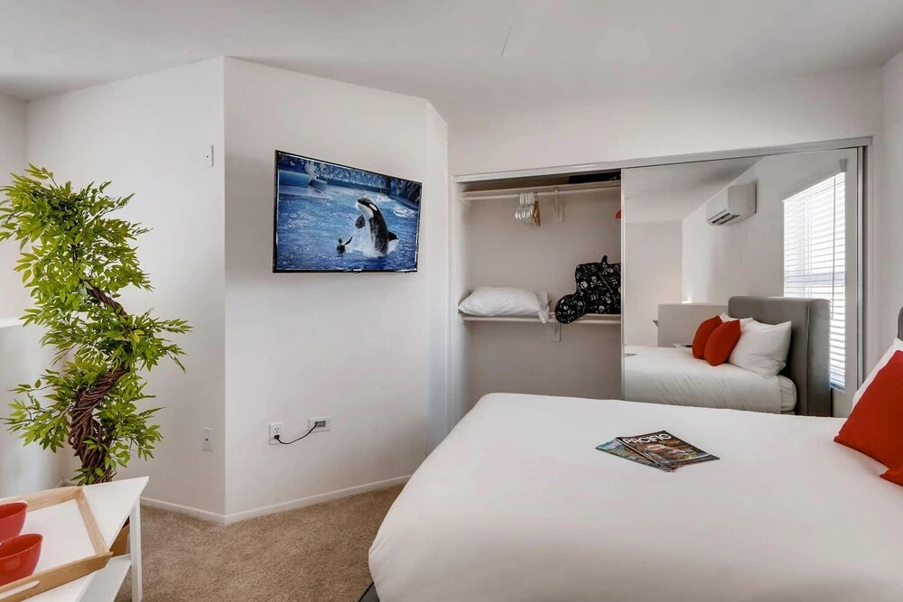 H2 -NEW Gorgeous Downtown San Diego 1 Bedroom + Upstairs Bedroom Loft!