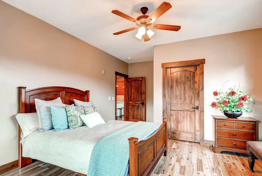 Sleek 3br, 3ba W/hot Tub, 3 Patios, Mountain Views 3 Bedroom Condo